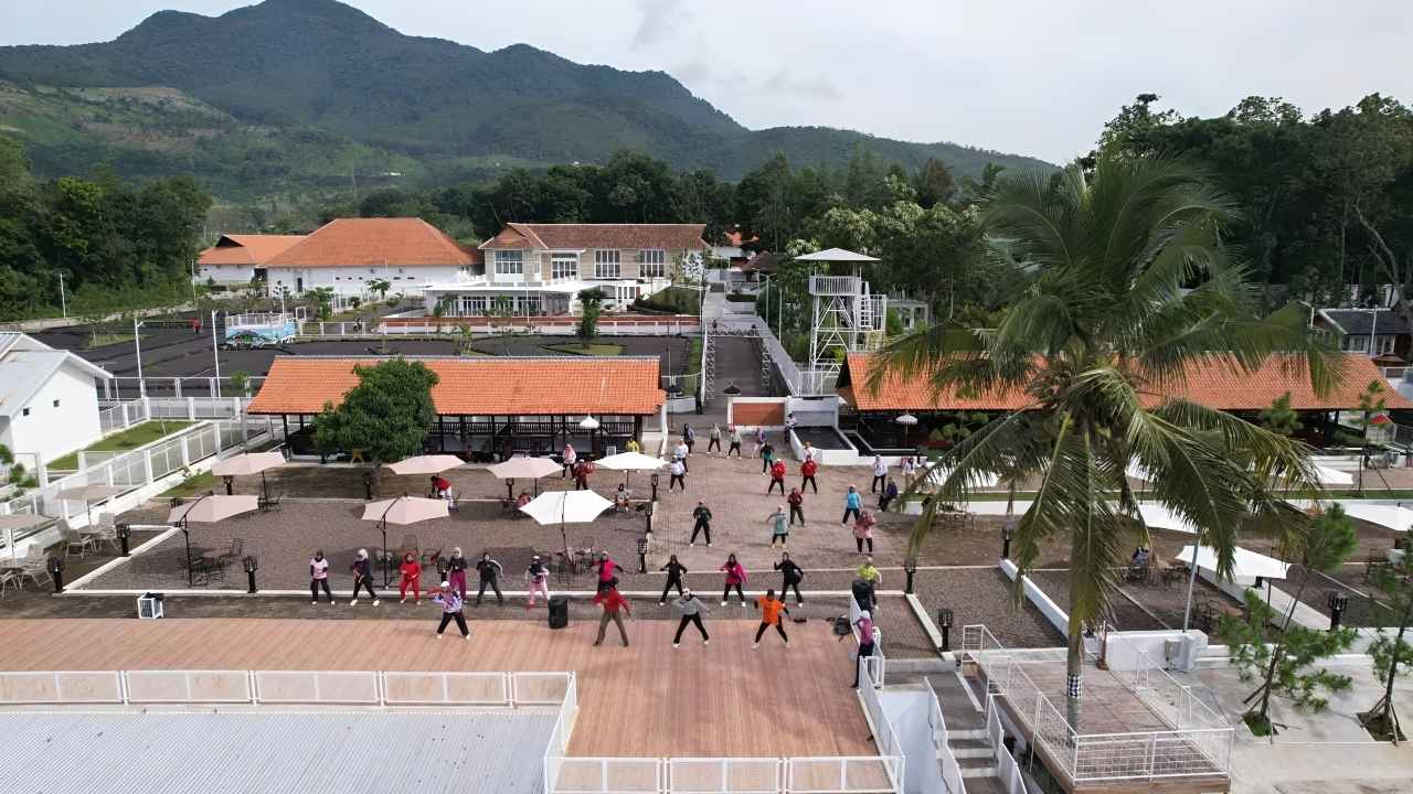 Suasana kegiatan di taman