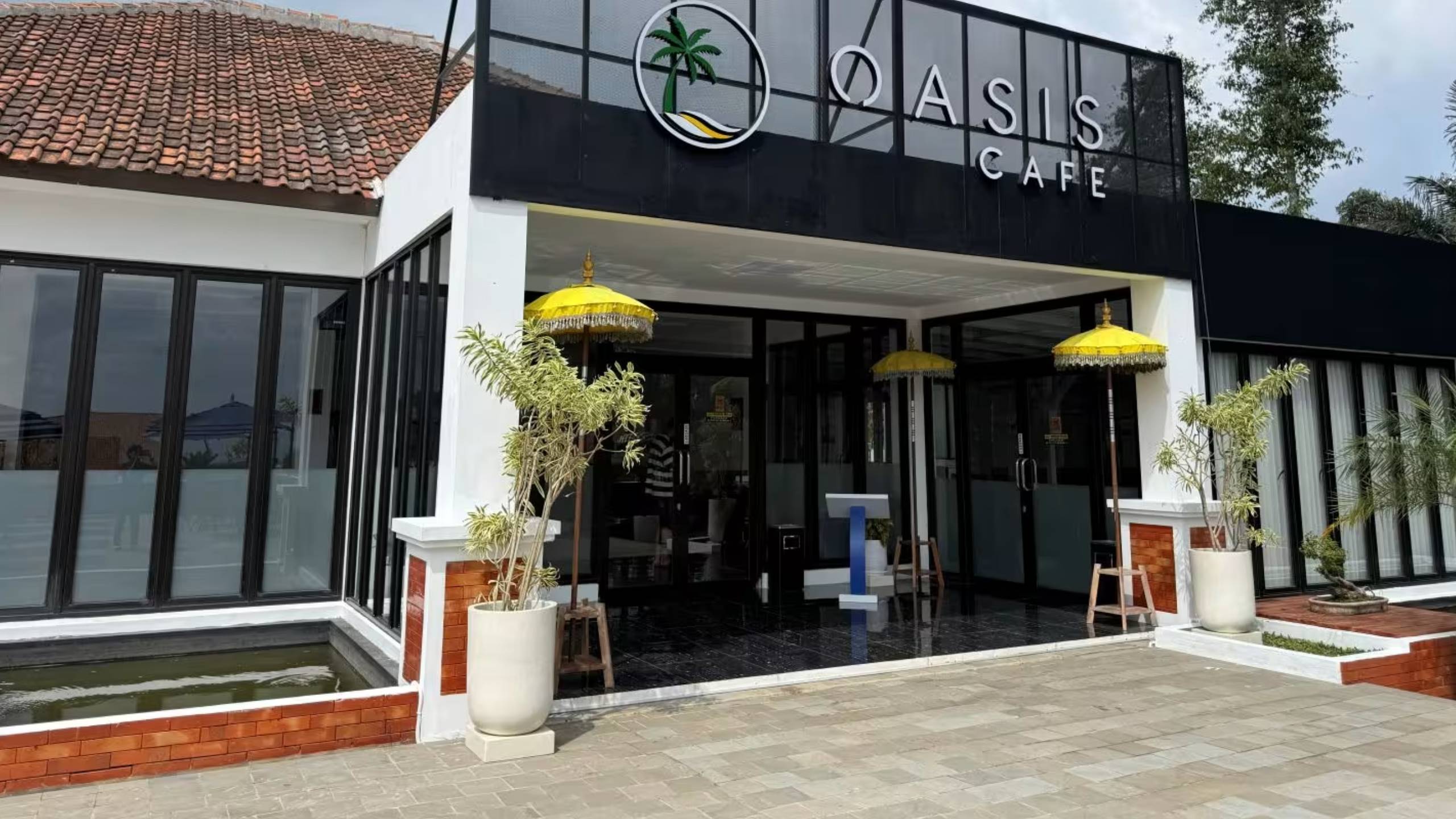 Cafe Keluarga dengan berbagai menu khas asia, eropa dan bali