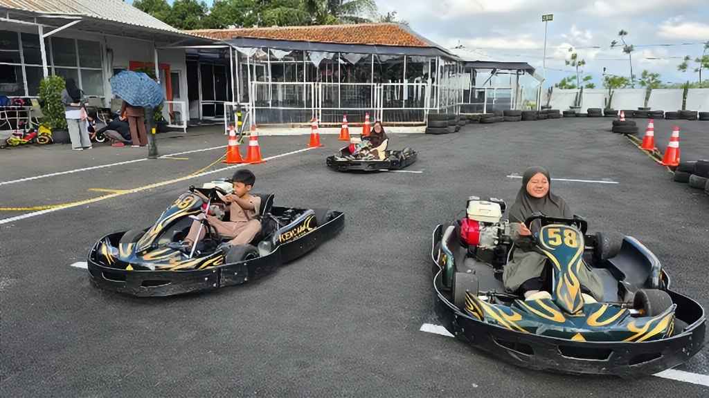 Main gokart bersama keluarga besar yang seru di tampomas eco park
